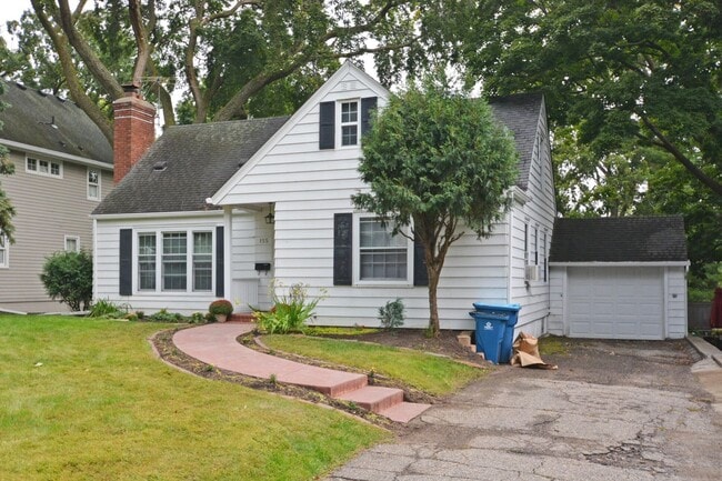 Building Photo - Beautiful 3-Bedroom 1.5-Bathroom Available...