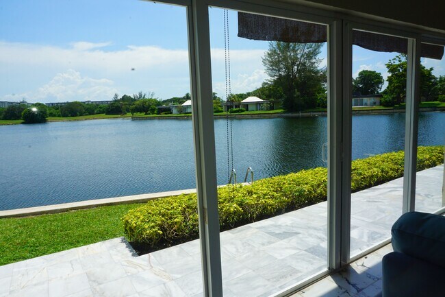 Building Photo - 4511 King Palm Dr