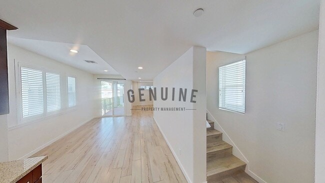 Building Photo - 3Bd 2.5Ba Townhouse w/Rooftop Deck