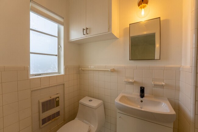 Building Photo - Hidden Gem | 4 bed 3 bath home in highly sought after Windsor Park!!!