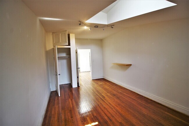 Building Photo - 22 E Mt Vernon Pl