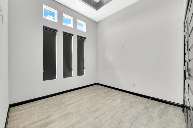Building Photo - SPACIOUS 3 BEDROOM HOME IN HIDALGO!