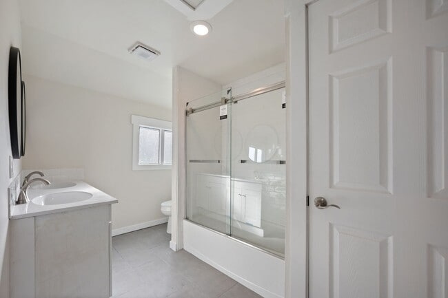 Building Photo - Beautiful Unit in the Heart of Bend!