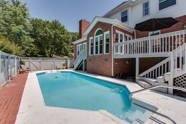 Building Photo - Spacious 4 Bed, 3 Bath Home in Convenientl...