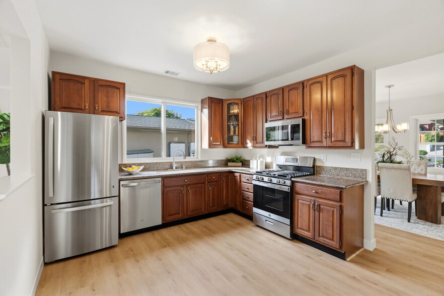 Building Photo - 274 W Laurel Ave