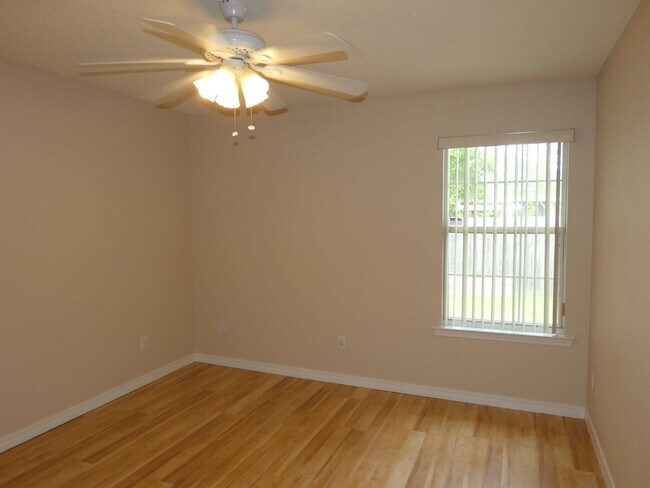 Building Photo - 3 Bedroom Home Near NAS Pensacola