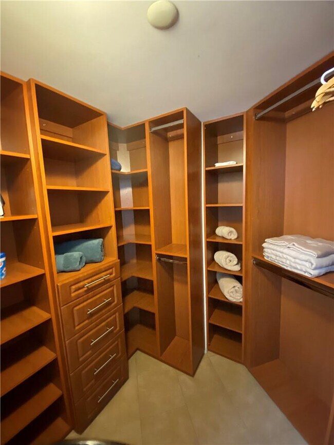 Building Photo - 3500 Mystic Pointe Dr