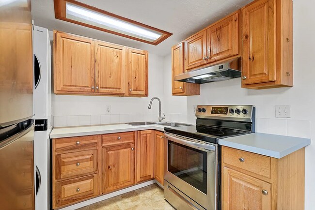 Building Photo - Charming 2 Bed, 1 Bath Rancher w/ Garage!