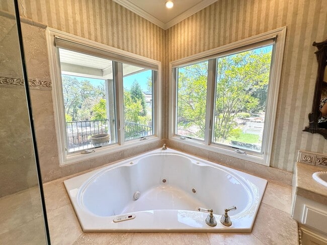 Building Photo - Beautiful 4 Bed 3 Bath Home with Attached ...