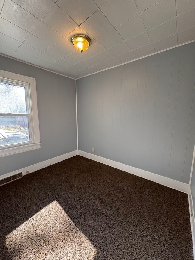 Building Photo - Three bedroom one bathroom home for rent