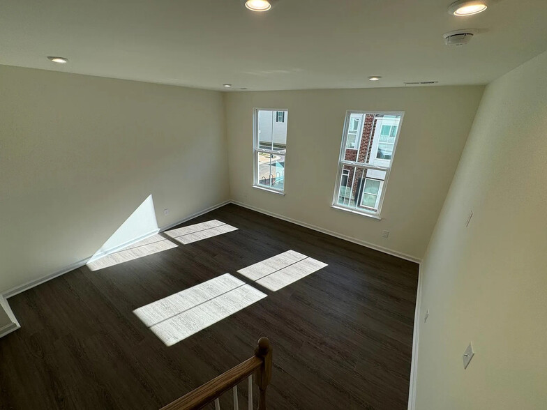 Building Photo - Room in Townhome on Cleburne Ct