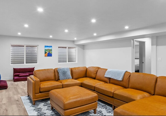 Building Photo - GORGEOUS Sandy Home!!!