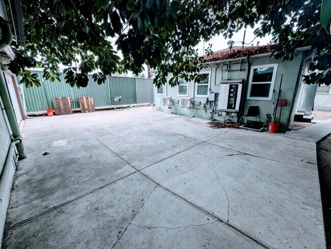 Building Photo - 2125 Carmona Ave