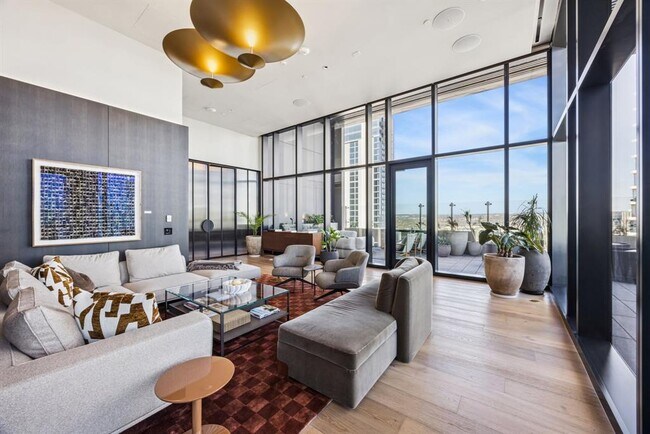 Building Photo - 610 Davis St