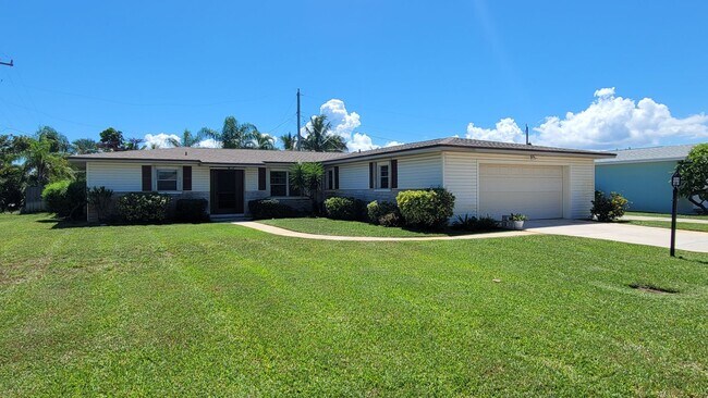 Building Photo - Beautiful Corner Lot Rental-Large 4 Bedroo...