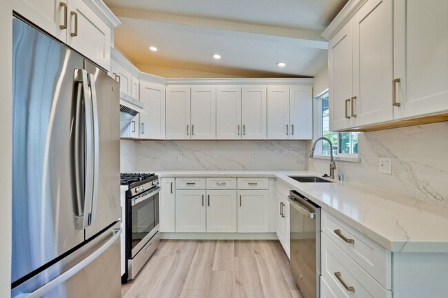 Building Photo - Charming updated 3 bedroom, 1 bathroom hom...