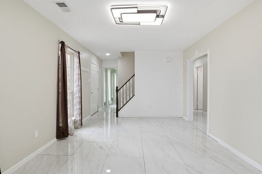 Building Photo - 3454 Tamarack Ct