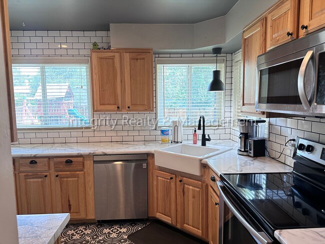 Building Photo - 3367 W Arlington Ave