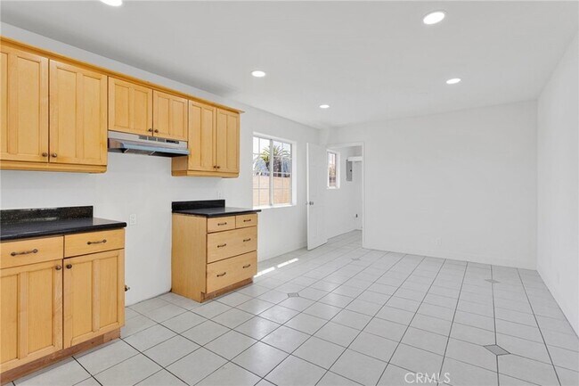 Building Photo - 348 W 83rd St