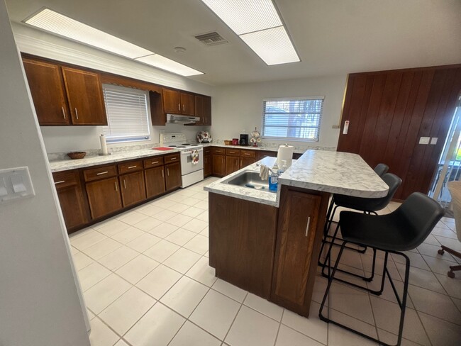 Building Photo - 19 Windy Point Rd