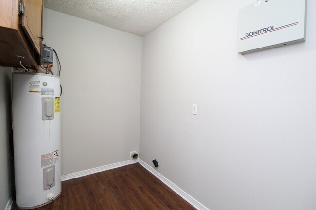 Building Photo - Spacious Tierra Villas Home with Vaulted Ceilings, Fireplace & Covered Patio