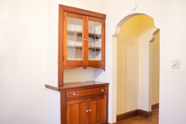 Building Photo - Stunning 1931 Townhome with Original Details You've GOT to See!