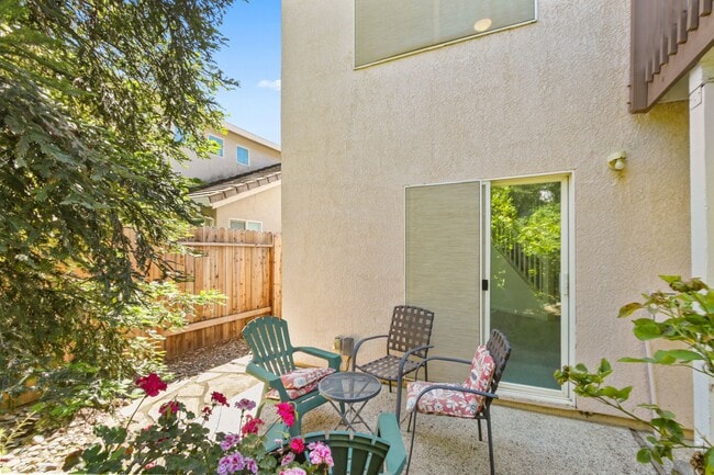 Building Photo - 3 Bedroom in Mace Ranch
