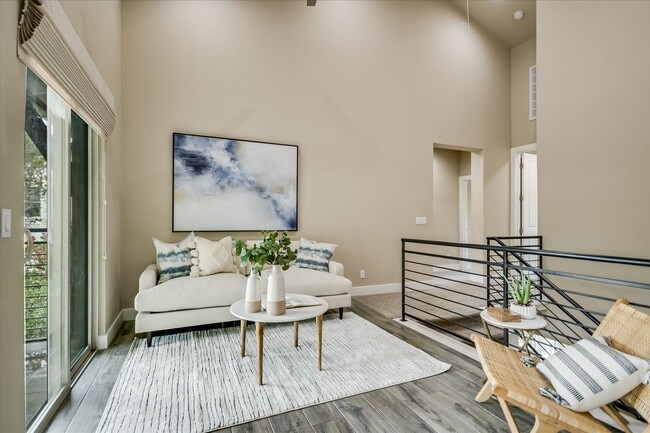 Building Photo - Lovely Hillside Condo on 2222