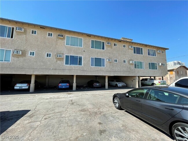 Building Photo - 305 N 10th St