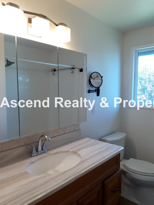 Building Photo - Updated 4 Bed on Cul de Sac Quick Access t...