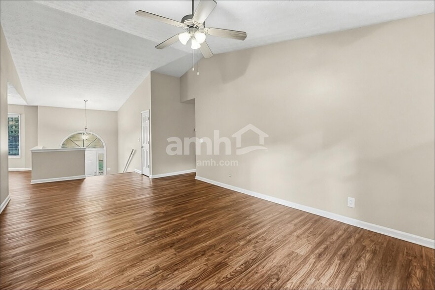 Building Photo - 1500 Chalet Cir