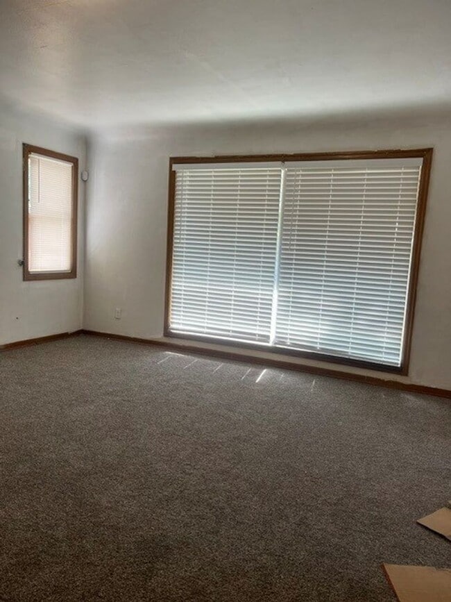 Building Photo - Spacious 3 bedroom home, available now!
