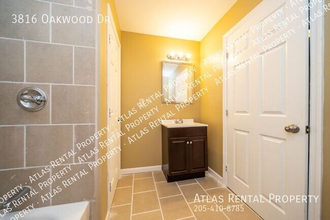 Building Photo - 3816 Oakwood Dr