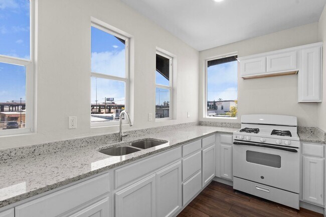 Building Photo - Fully Renovated 2BR / 1BA – Five Points | ...