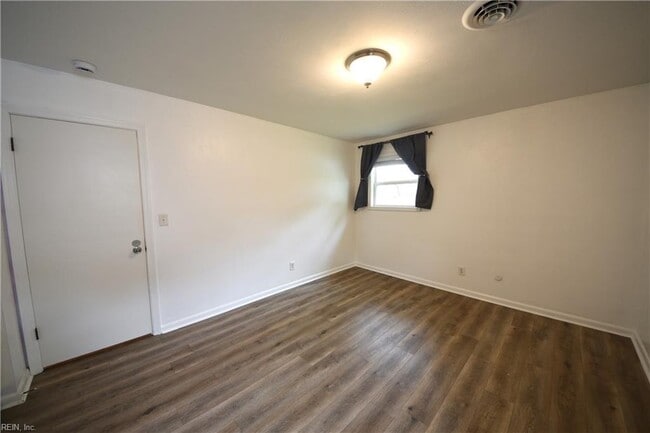 Building Photo - 823 Brentwood Dr