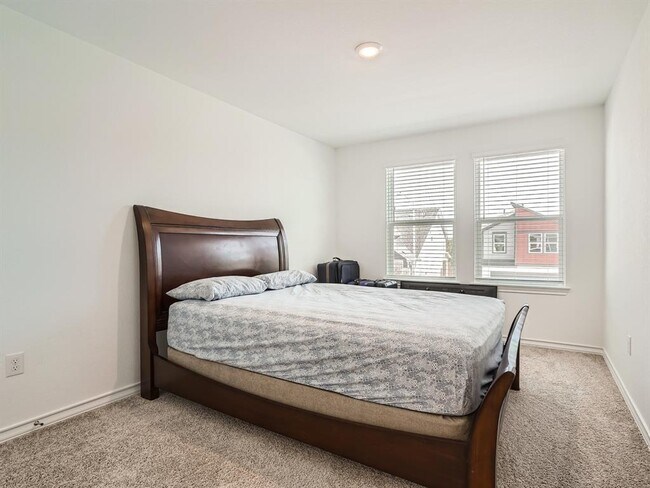 Building Photo - 2909 Bronx Dr