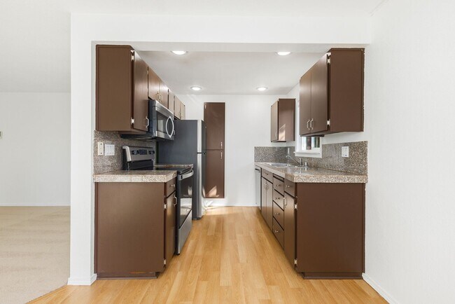 Building Photo - 2 Bed, 1 Bath Condo with Easy Access to I-405