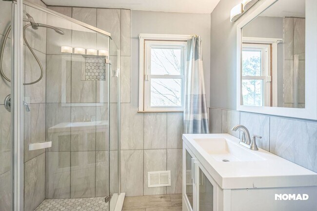 Building Photo - Spacious 3BR, with bonus room House in Law...