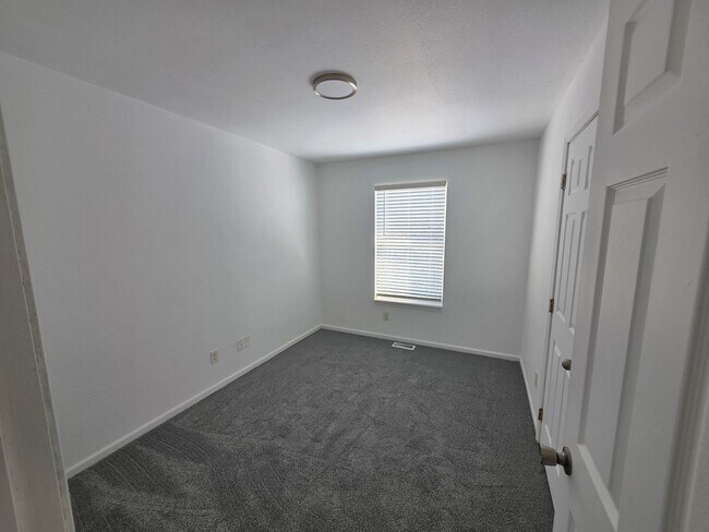 Building Photo - 400 Elliott Ln