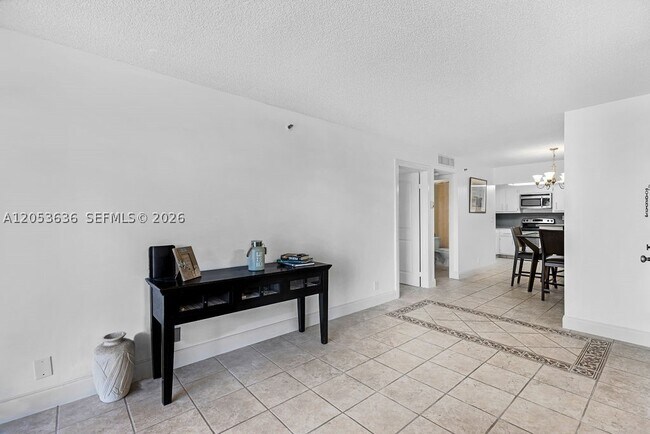 Building Photo - 2625 Collins Ave