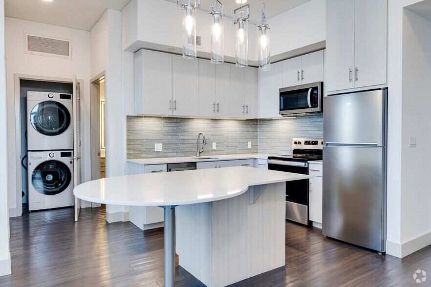 2BR, 2BA - 834SF - B7 - Kitchen - Derby