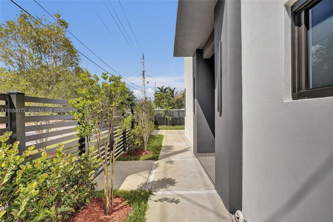 Building Photo - 2421 SW 16th Ter