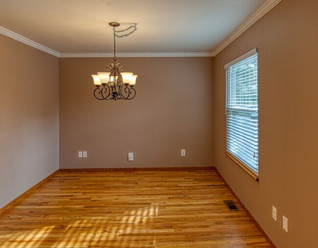 Building Photo - 3B/3B in The Shores with Finished Basement and 2 Car Garage!