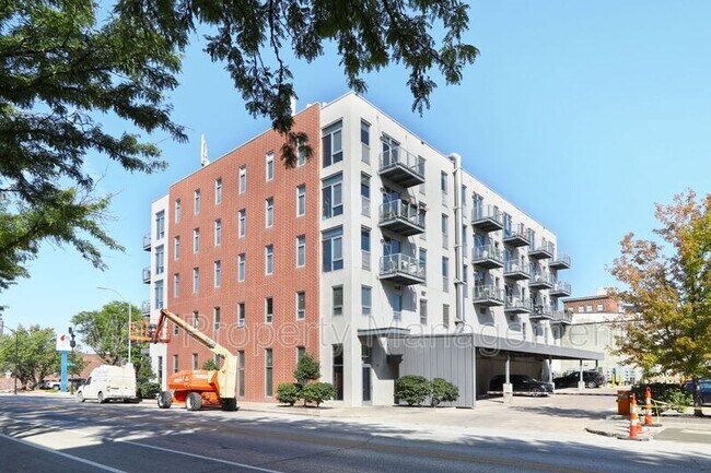 Building Photo - 309 E 5th St