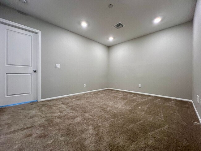 Building Photo - Modern 2-Bedroom Townhome Near Allegiant S...