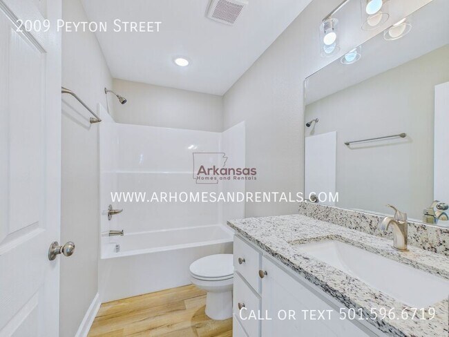 Building Photo - 2009 Peyton St