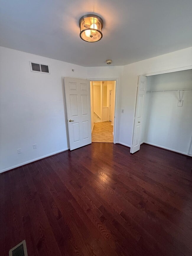 Building Photo - 1372 Village Dr