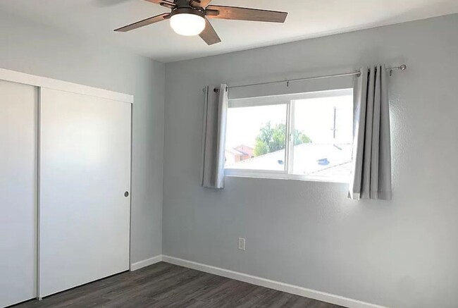 Building Photo - Upstairs 2 bed/1bath with private garage i...