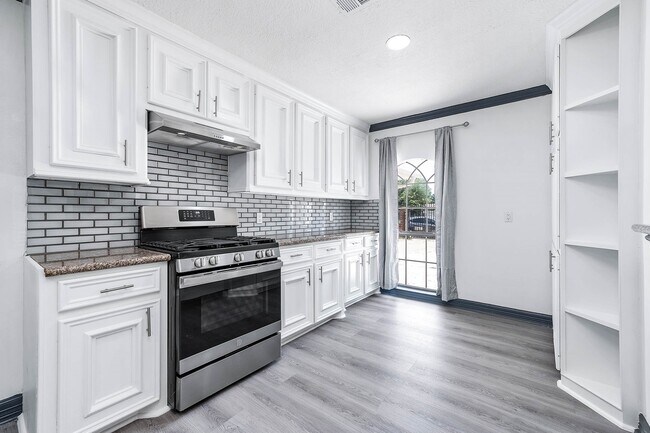 Building Photo - 8903 Sultan Dr