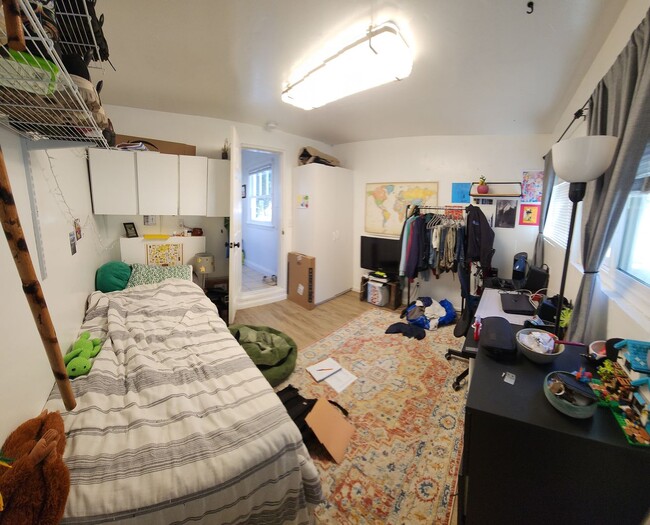 Building Photo - 7 Bedroom 3 bath home close to POLY!!!!